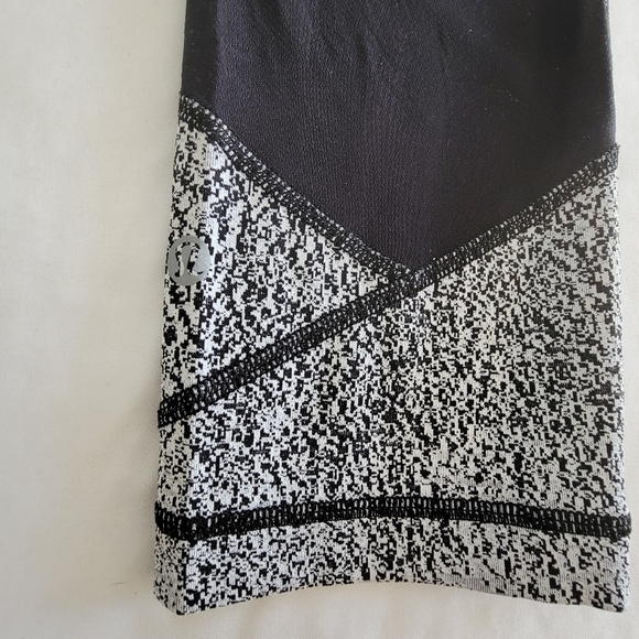 Lululemon Outrun Athletic Crops Power Luxtreme in Spray Jacquard White/Black, 8 - Picture 6 of 10